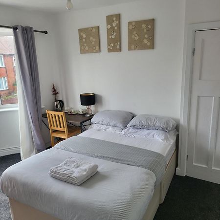 Hotel Petals Rm Leeds  Esterno foto