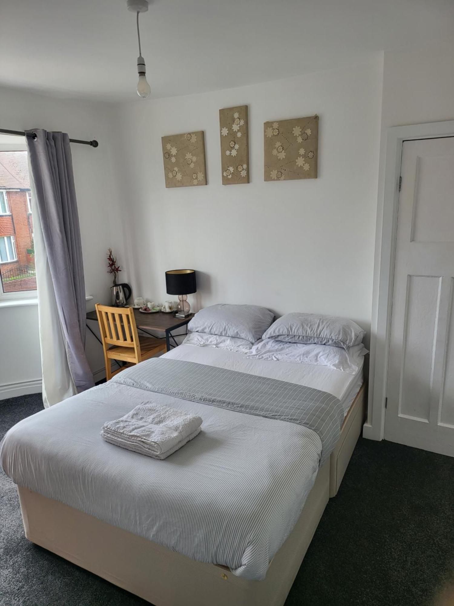 Hotel Petals Rm Leeds  Esterno foto